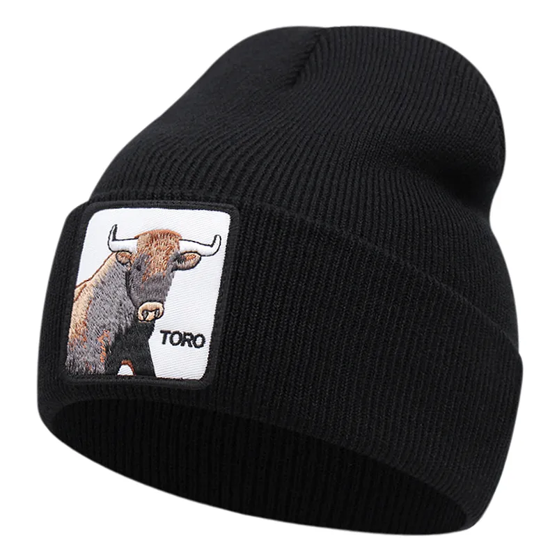 Svart mössa med tjur och texten toro broderad på tygpatch framtill