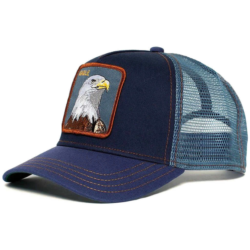Blå trucker-keps med fågel och texten eagle broderad på tygpatch