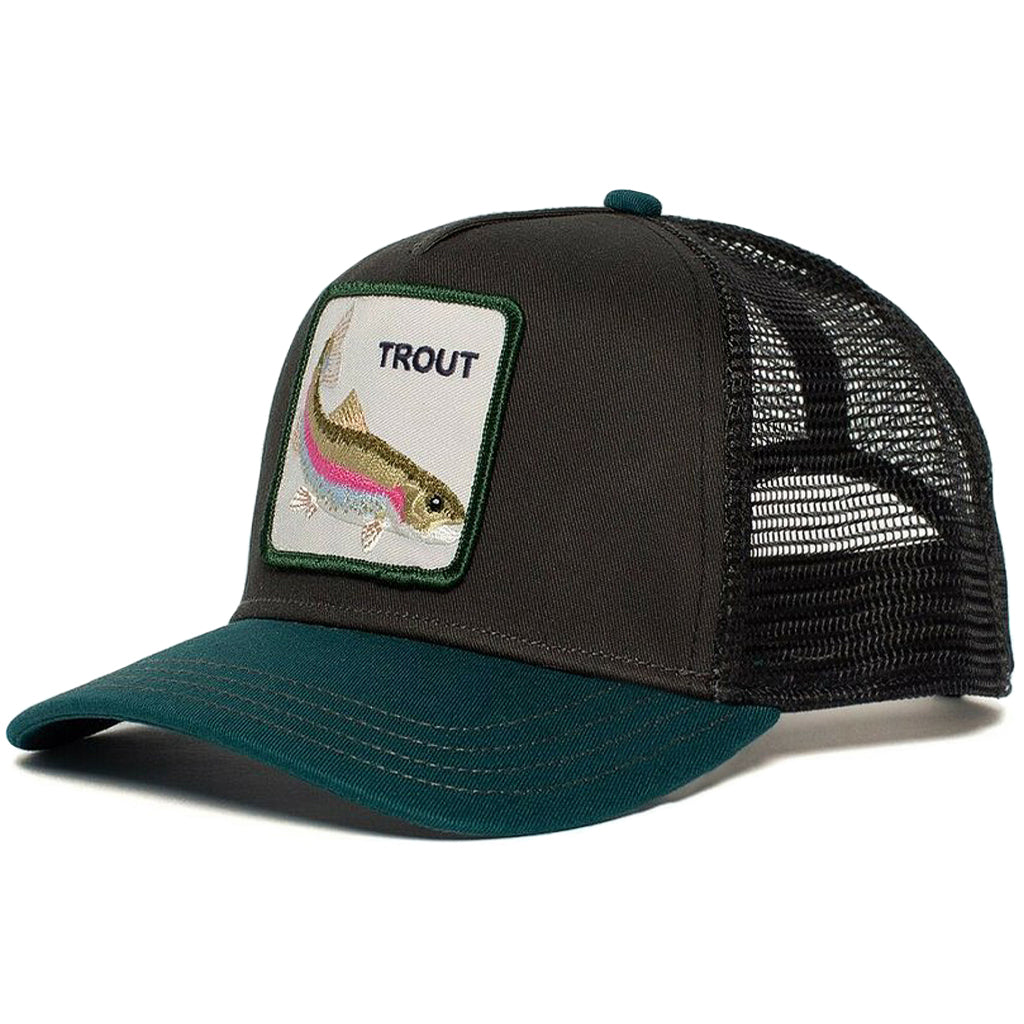 Grå- och grönfärgad trucker-keps med fisk och texten trout broderad på tygpatch