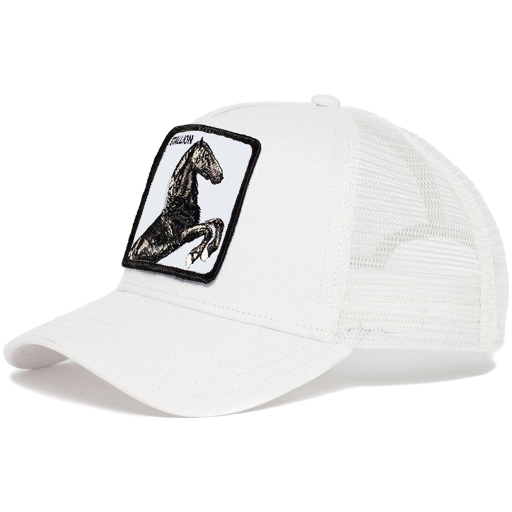 Vit trucker-keps med häst och texten stallion broderad på tygpatch