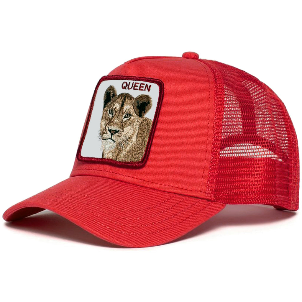 Röd trucker-keps med lejon och texten queen broderat på tygpatch