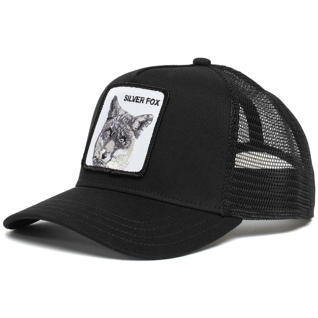 Svart trucker-keps med räv och texten silver fox broderad på tygpatch