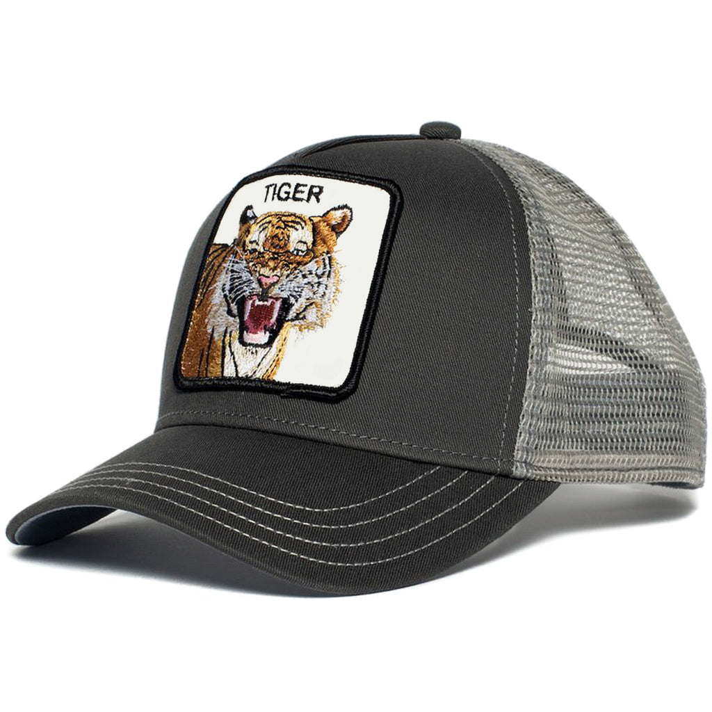 Grå trucker-keps med tiger och texten tiger broderad på tygpatch