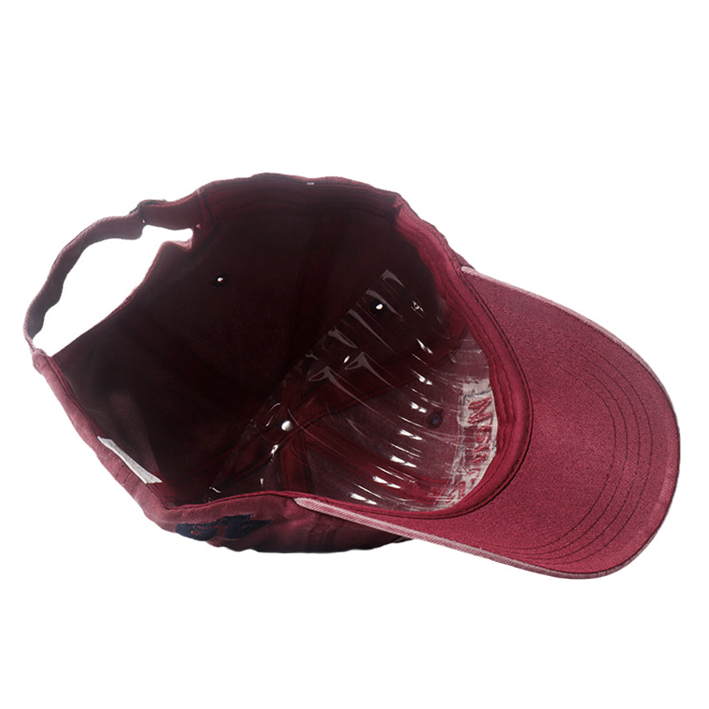 Rödfärgad, tvättad keps med vintage-tryck