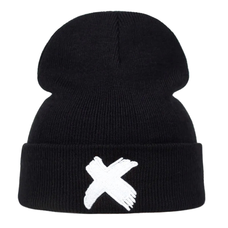 Ribbstickad svart mössa med ett X broderat i vitt