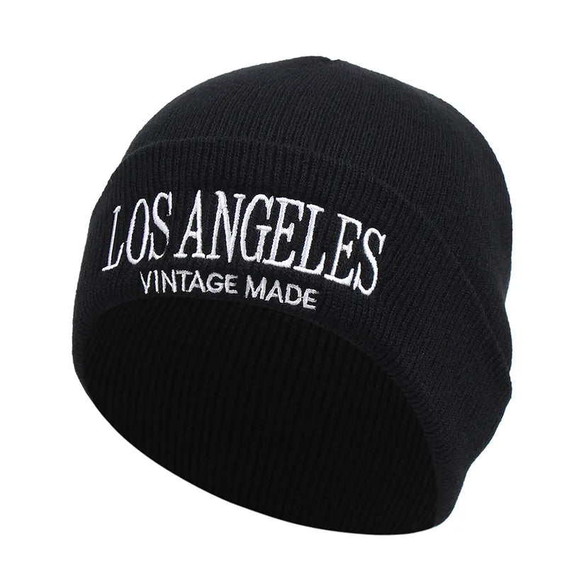 Ribbstickad svart mössa med texten LOS ANGELES - VINTAGE MADE broderat i vitt vid front