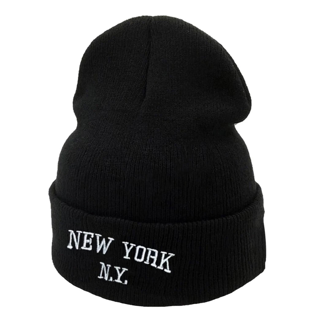 Ribbstickad svart mössa med texten NEW YORK - N.Y broderat i vitt vid front