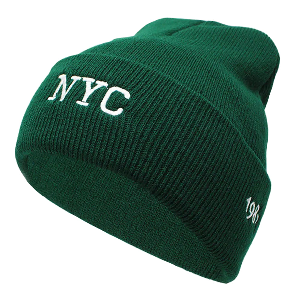 Ribbstickad grön mössa med texten NYC broderat i vitt vid front
