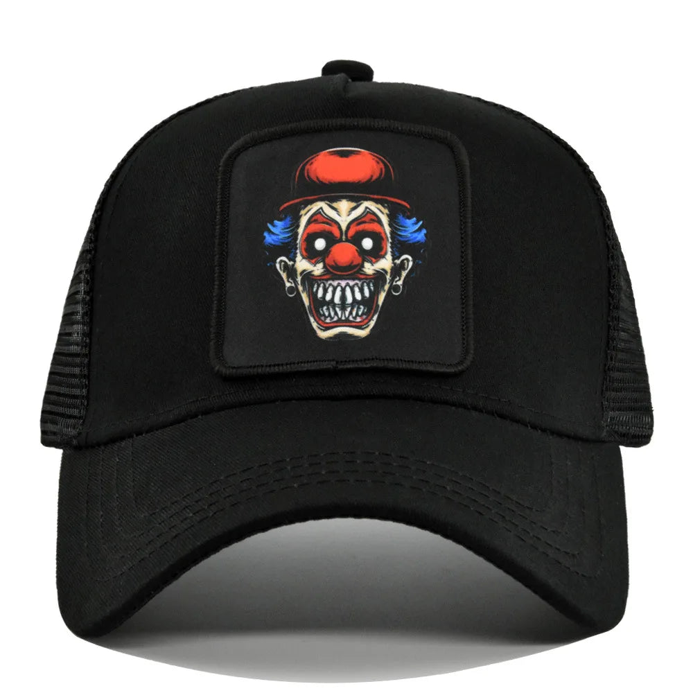 Svart keps med en läskig clown med hatt broderad på framsidan.