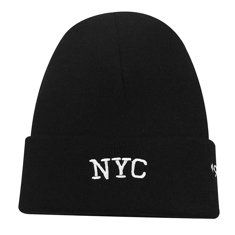 Ribbstickad svart mössa med texten NYC broderat i vitt vid front