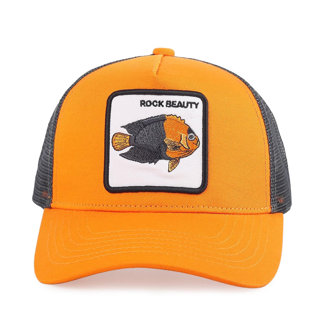 Orange trucker-keps med fisk på och texten rock beauty broderad på tygpatch framtill