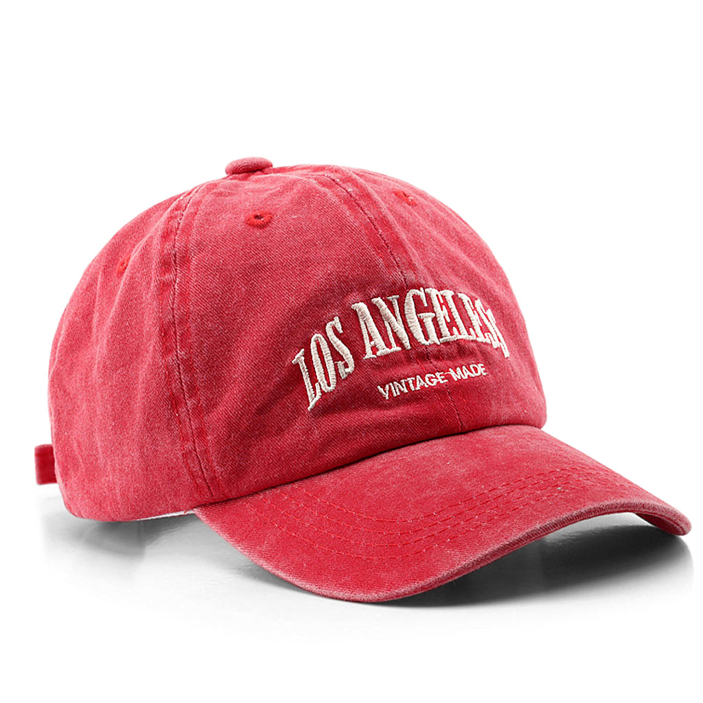 Röd dad hat keps med LA (Los Angeles) tryck på