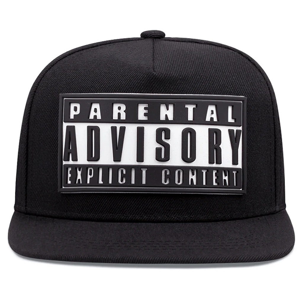 Svart snapback keps med varningsmeddelandet Parental Advisory: Explicit Content på framsidan